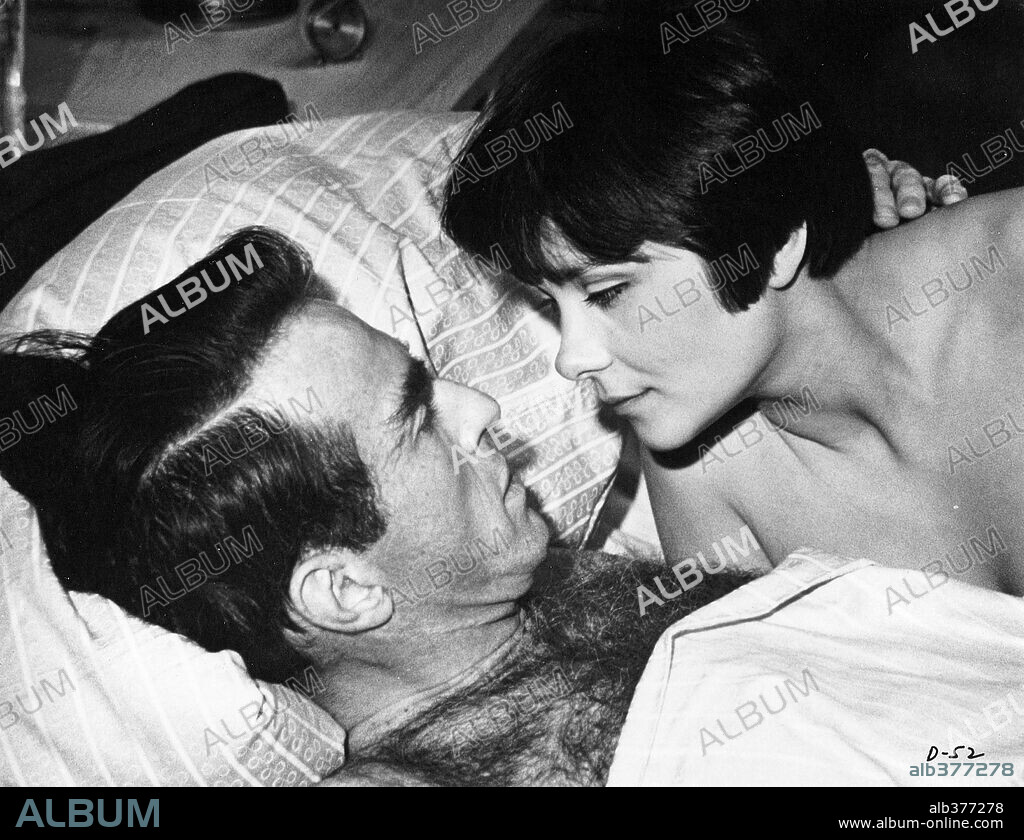 MACHA MERIL y MONTGOMERY CLIFT en EL DESERTOR, 1966 (L' ESPION), dirigida por RAOUL J. LEVY. Copyright WARNER BROS/SEVEN ARTS.
