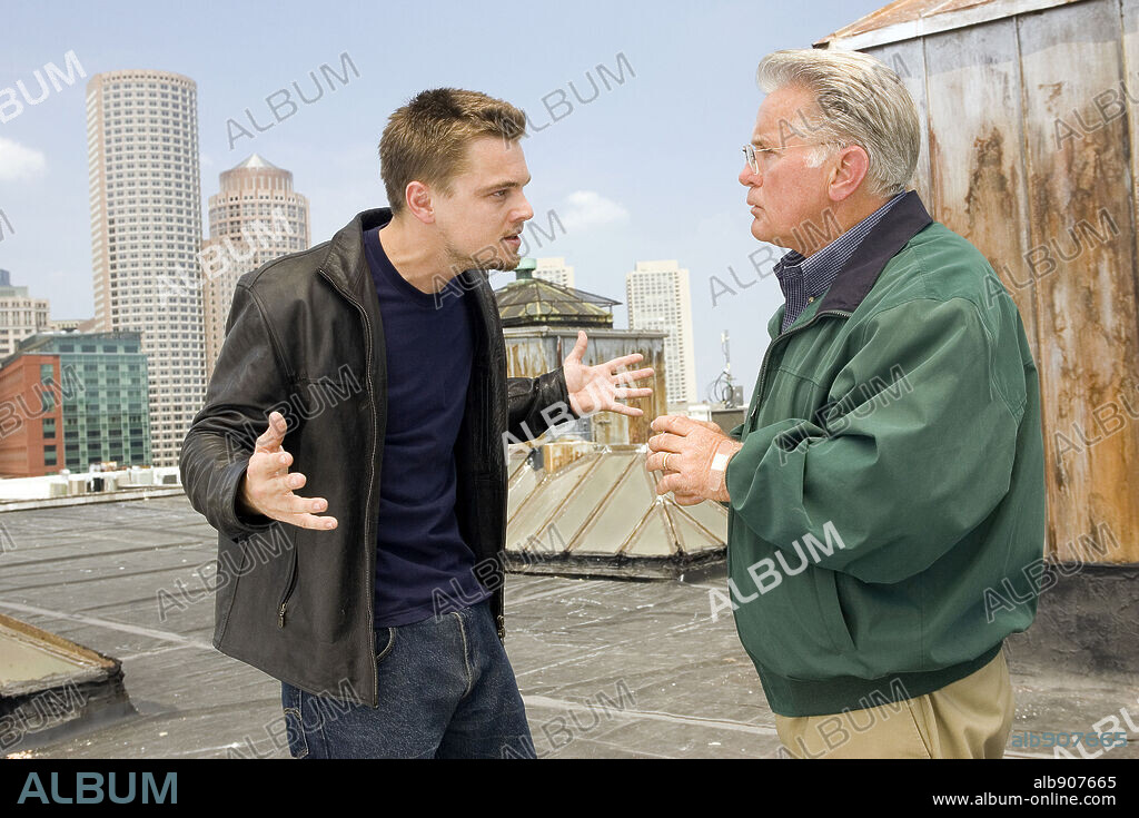 Leonardo DiCaprio et MARTIN SHEEN dans THE DEPARTED, 2006, réalisé par MARTIN SCORSESE. Copyright WARNER BROS PICTURES/VERTIGO ENTERTAINMENT/INITIAL ENTERTAIN / COOPER, ANDREW.