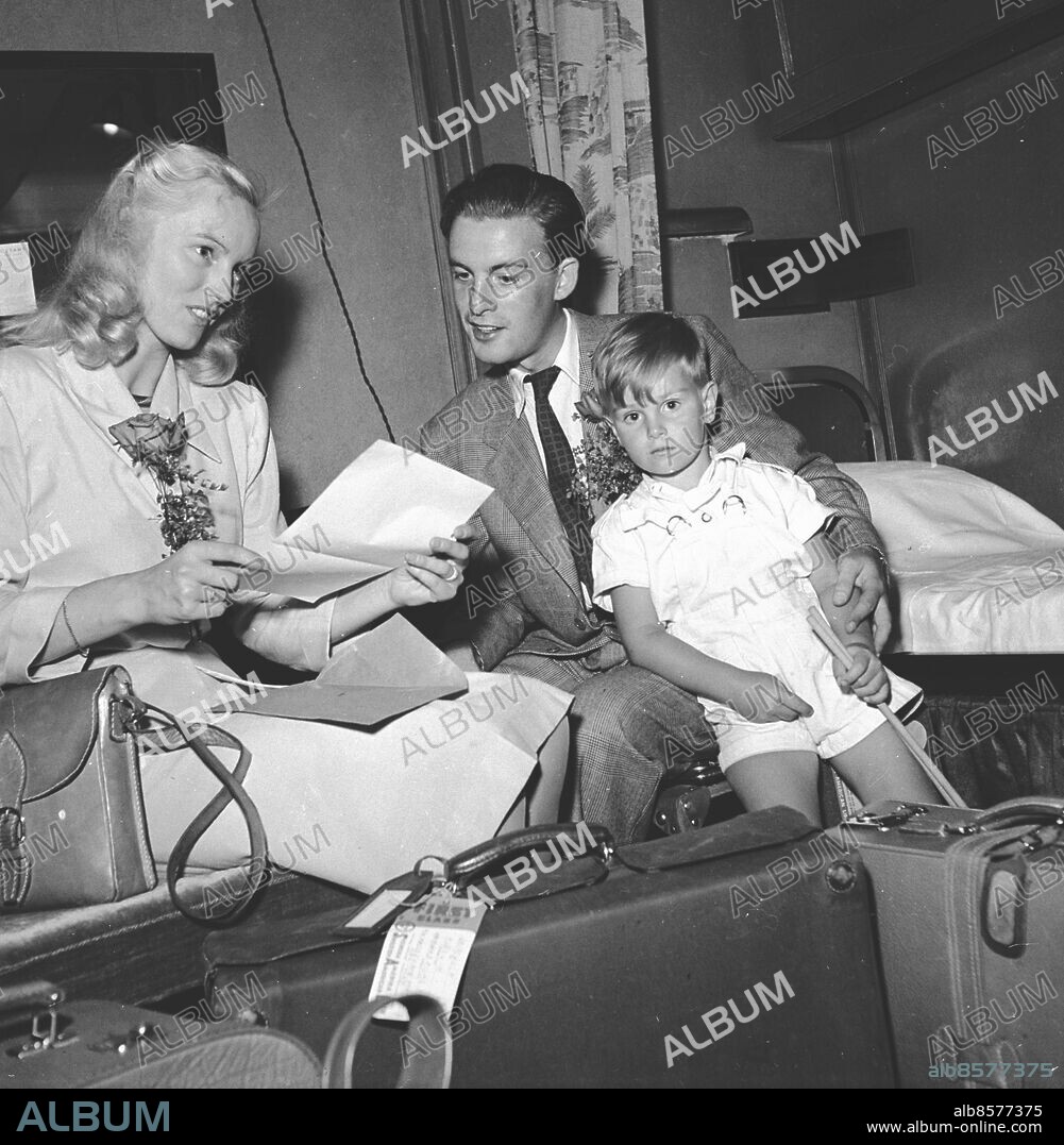 Göteborg Juli 1947. Skådespelaren Alf Kjellin reser med familjen till USA med Svenska Amerikalinjens M/S Gripsholm. *** Local Caption *** GP. KAMERAREPORTAGE.