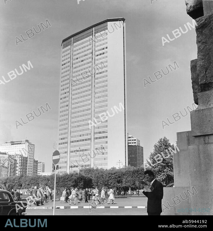 Mailand-Milano (Lombardei, Italien), Pirelli-Hochhaus (erbaut 1956-1960, Architekt: Gio Ponti, Pier Luigi Nervi u. a.).-Ansicht.-Foto, 1961.