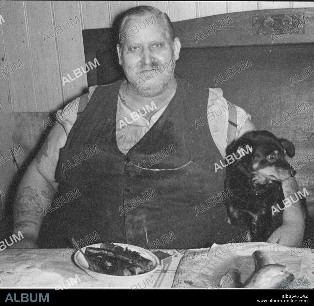 Göteborgsoriginalet Knutte Knopp med mat och hund . Fet , fettma , tjock .. *** Local Caption *** . KAMERAREPORTAGE.