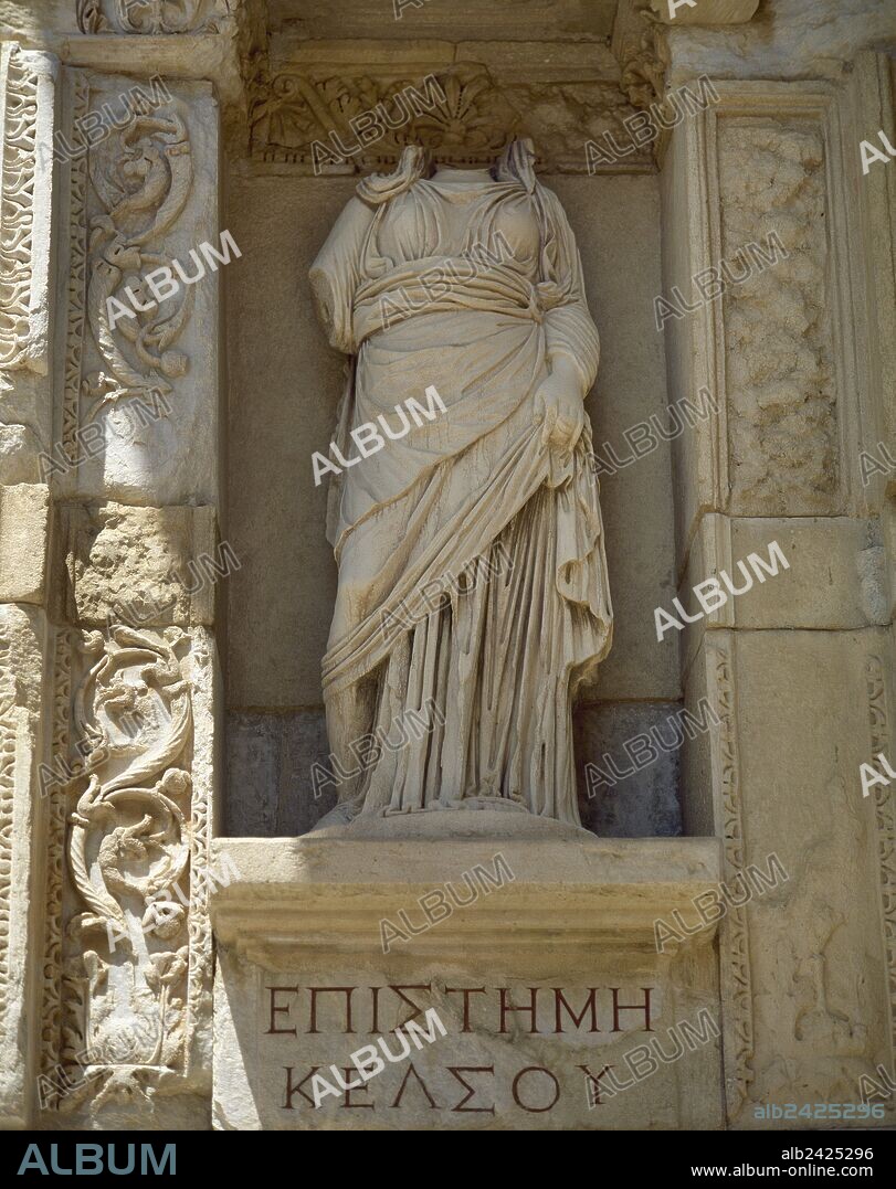 Turkey. Izmir province. Ephesus. Library of Celsus. Roman building erected in honour of the Roman Senator Tiberius Julius Celsus Polemaeanus, 2nd century AD. Facade. Statue in the niche which symbolizes the Knowledge (Episteme). These are the virtues of Celsus. It is a copy of the original. Anatolia.