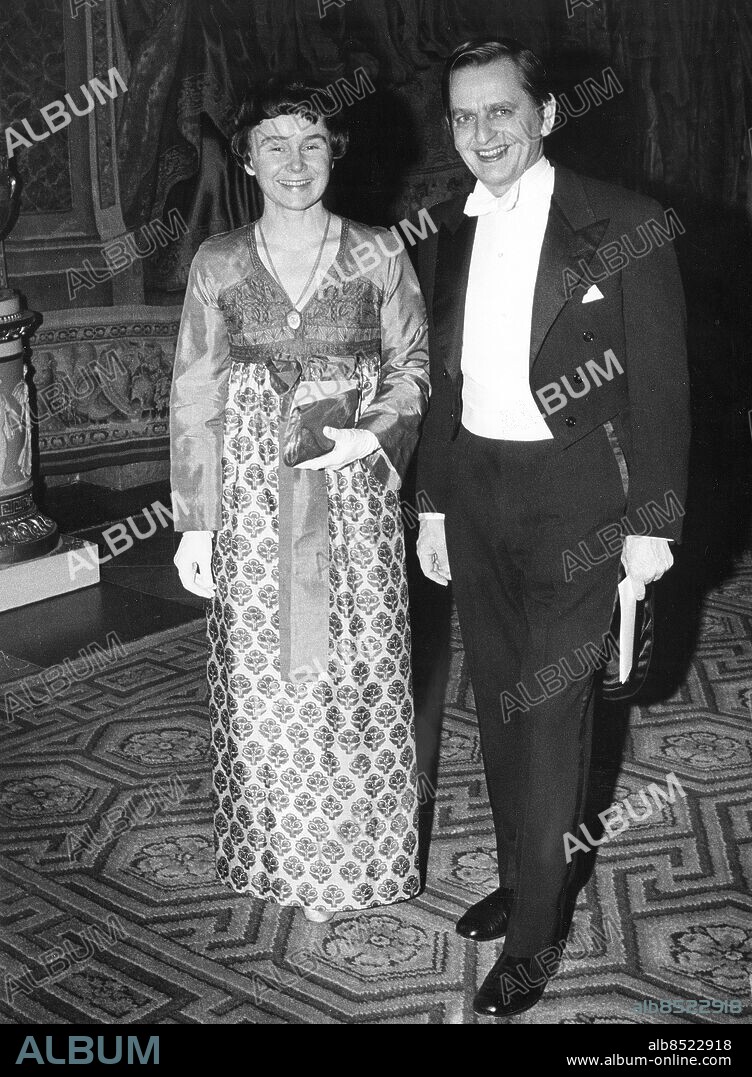 STOCKHOLM 1973-02-15 . Statsminister Olof Palme (s) och hustrun Lisbeth Palme anländer till slottet för kungens första middag för året.. Foto: Freddy Lindström / TT / Kod: 1047.