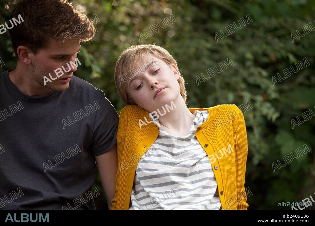 FANNING DAKOTA and JEREMY IRVINE. DAKOTA FANNING and JEREMY IRVINE in NOW IS GOOD, 2012, directed by OL PARKER. Copyright BLUEPRINT PICTURES.