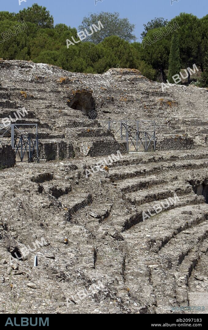 ARTE ROMANO. ESPAÑA. ITALICA. Ciudad fundada hacia 206 a. C., por iniciativa de Cornelio Escipión. ANFITEATRO, ubicado en la zona Nova Urbs, es uno de los mayores del Imperio Romano. Vista parcial de las gradas. Santiponce. Provincia de Sevilla. Andalucia.