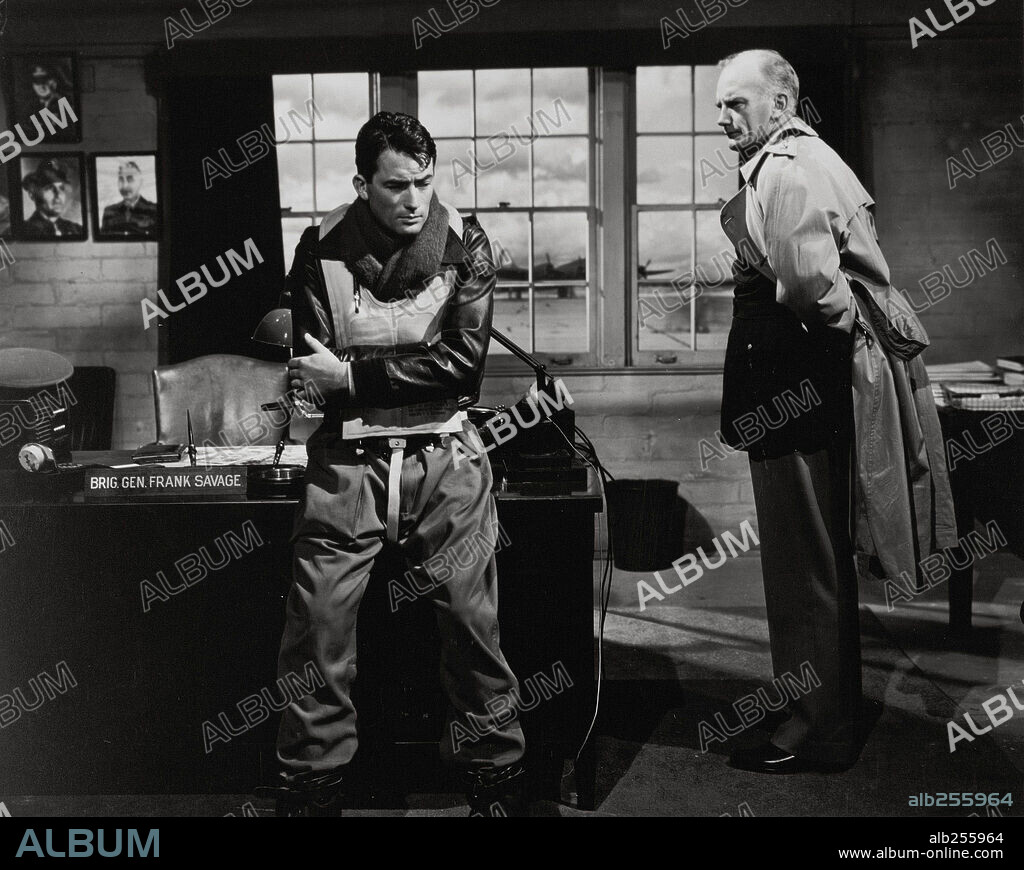 GREGORY PECK and MILLARD MITCHELL in TWELVE O'CLOCK HIGH, 1949, directed by HENRY KING. Copyright 20TH CENTURY FOX.