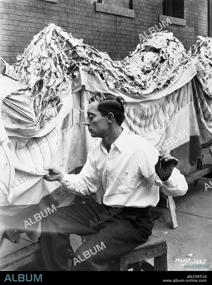 BUSTER KEATON en EL CAMERAMAN, 1928 (THE CAMERAMAN), dirigida por EDWARD SEDGWICK. Copyright M.G.M.