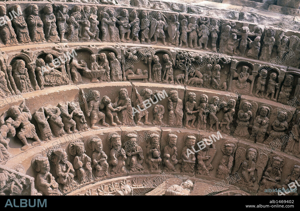 ARTE ROMANICO. ESPAÑA. IGLESIA DE SANTO DOMINGO. Vista de la portada principal románica con influencia del románico francés de Poitiers. Destacan los relieves de las arquivoltas con representaciones del Nuevo Testamento como la Degollación de los Inocentes. SORIA. Castilla-León.