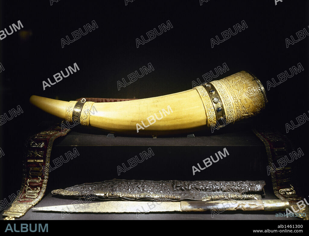 ARTE CAROLINGIO. PRE-ROMANICO. ALEMANIA. OLIFANTE DE CARLOMAGNO. Realizado en marfil y ricamente decorado. Fechado hacia el año 1000. Los olifantes eran instrumentos de viento tallados en colmillos de elefante, utilizados por los caballeros durante la Edad Media, para hacer sonar como señal de aviso. Tesoro de la Catedral de Aquisgrán. Alemania. Europa.