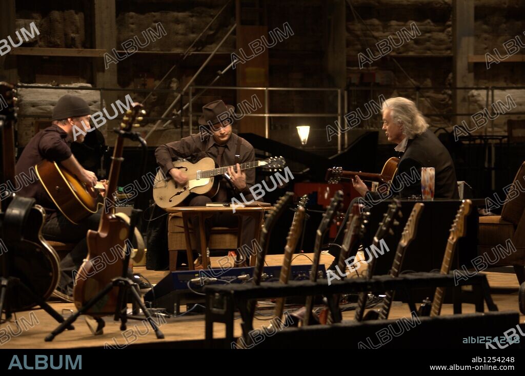JACK WHITE, JIMMY PAGE and THE EDGE in IT MIGHT GET LOUD, 2008, directed by DAVIS GUGGENHEIM. Copyright SONY PICTURES CLASSICS / TULL, ALBA.