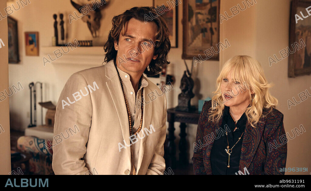 PATRICIA ARQUETTE y RUPERT FRIEND en HIGH DESERT, 2023, dirigida por JAY ROACH. Copyright 3 Arts Entertainment / Apple TV+.