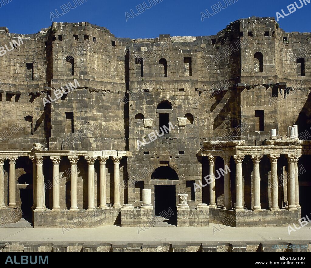 ARTE ROMANO. PROXIMO ORIENTE. SIRIA. TEATRO ROMANO DE BOSRA. Construido a finales del siglo II d. C., en el periodo tardo romano. Vista general de la fachada del ESCENARIO (SCENARIUM), decorado con columnas de mármol. BOSRA.