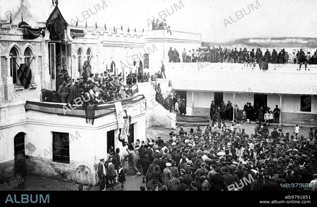 7 diciembre 1918. La fiesta de la Patrona de la infantería en Melilla.- un aspecto del patio del cuartel del regimiento de Melilla durante la celebración de los Festejos.