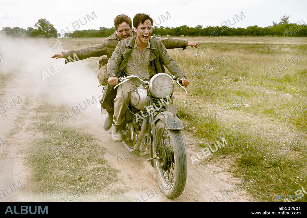 GAEL GARCIA BERNAL and RODRIGO DE LA SERNA in THE MOTORCYCLE DIARIES, 2004 (DIARIOS DE MOTOCICLETA), directed by WALTER SALLES. Copyright FOCUS FEATURES.