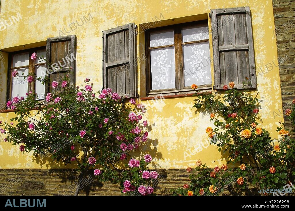 Ventana tipica. Pueblo de Greixer.Cerdanya.Girona.Pirineos Orientales.Catalunya.España.