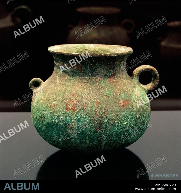 China, Westliche Han-Dynastie. (206 v. Chr. 9 n. Chr.). Henkeltopf ("mou"). Bronze, Höhe 15 cm, Mündung 12,3 cm, Laibung 18 cm, Henkel 4,5 cm, Öse. 2,2 cm. Fundort: Guangzhou, Grab des Königs Zhao Mo (reg. 137-122 v. Chr.). Inv. Nr. G 67. Guangzhou, Nan Yue wang Museum.
