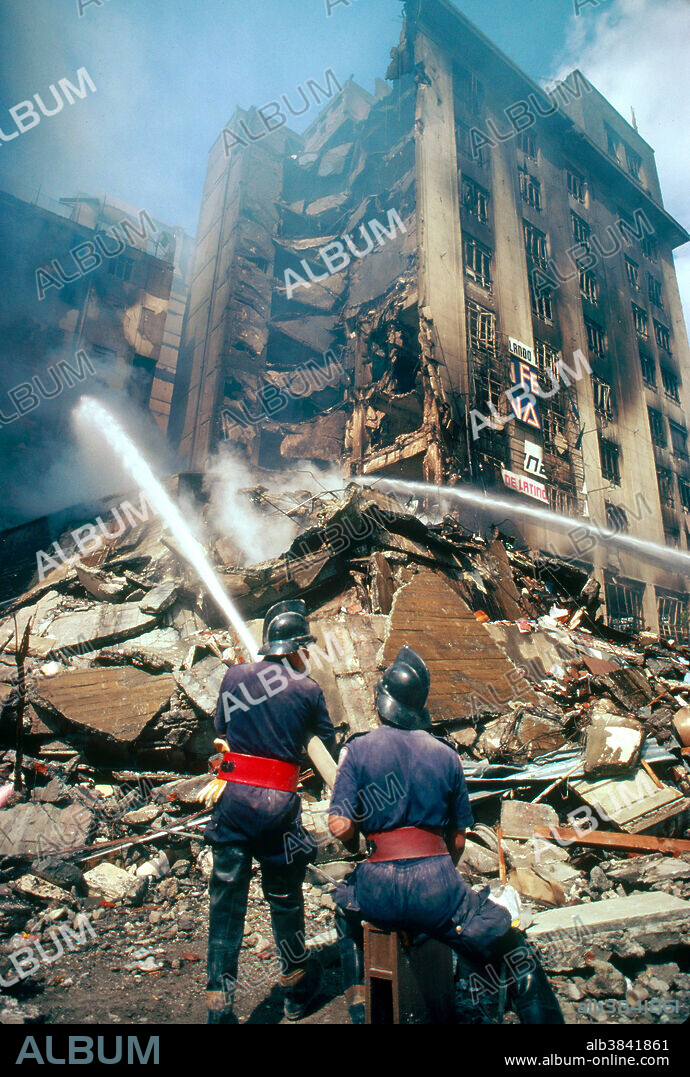 Scene outside the Regis Hotel, in Mexico City, after an earthquake.