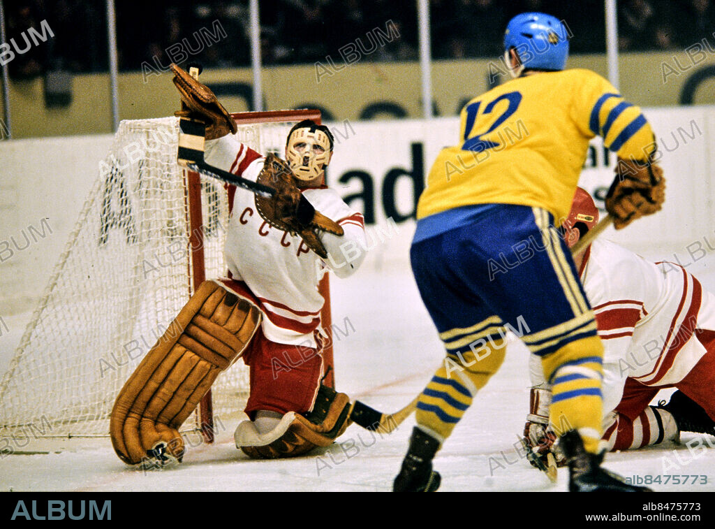 STOCKHOLM 1969-03-16. Sovjets målvakt Viktor Zinger i aktion framför Tre Kronors Stig-Göran "Stisse" Johansson i matchen mot Sverige i ishockey-VM i Stockholm 16:e mars 1969. Sovjet vann med 4-2.. Foto Jan Delden / EXP / TT / Kod: 10. **AFTONBLADET OUT**.