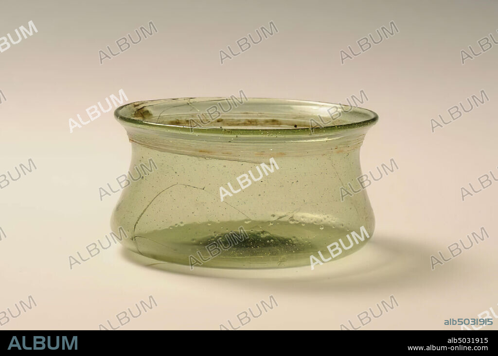 Dish with neckline and decorated with a white spiral 0.4-0.6 under the edge in 9 windings., Bowl, bowl, glass, height: 5 cm, vmeb 450-525, Netherlands, Utrecht , Rhenen, Rhenen, grave 839.