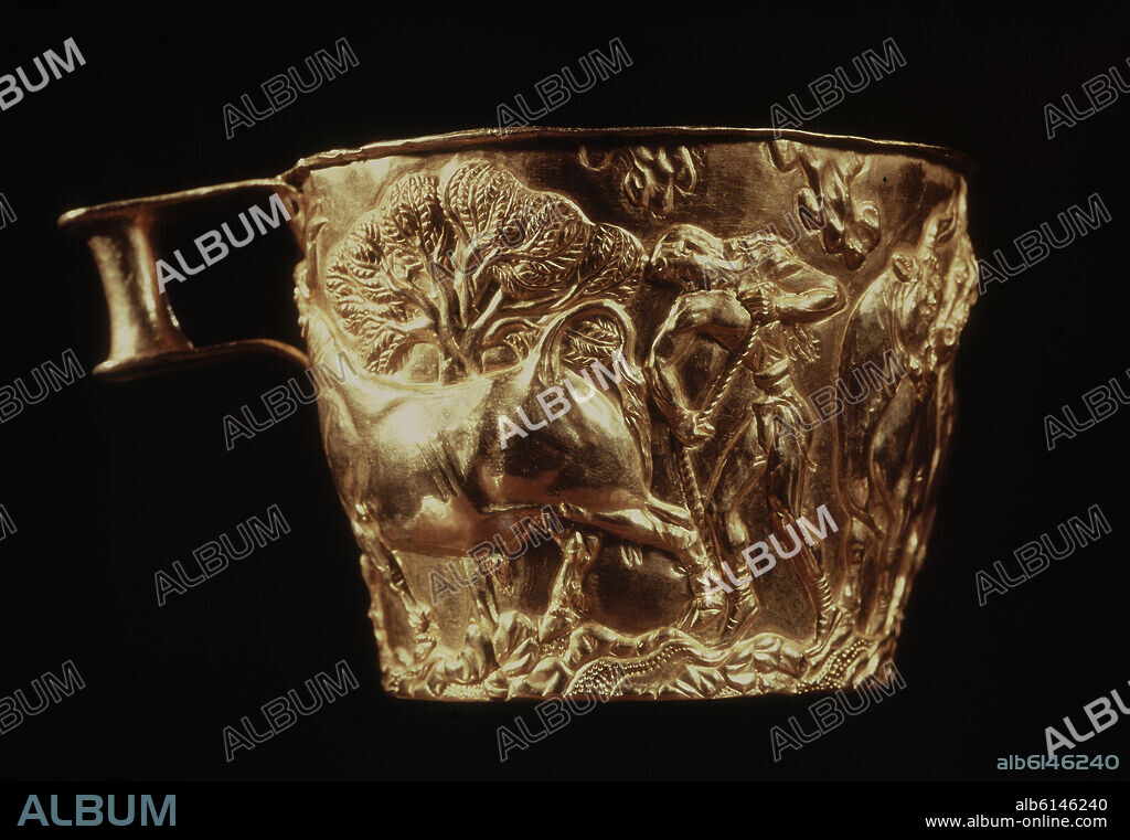VASO DE ORO DE VAFIO CON ESCENA DE DOMA DE TORO-ORFEBRERIA MICENICA - 1500/1450AC.