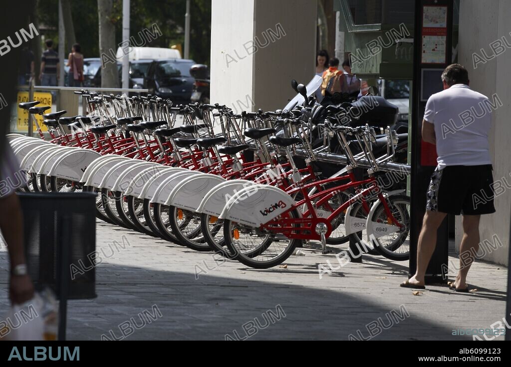 Barcelona (capital); Avenida Icaria (Villa Olímpica); estación de "bicing".