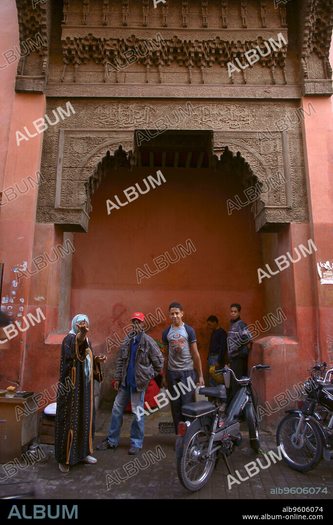 Fuente Chrob Ou Chouf, relieve tallado.Marrakech.Ciudad Imperial.Marruecos.Africa.