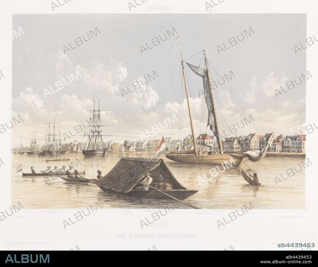 View of the waterfront and reed of Paramaribo Gezigten from Neerland's West-Indien (series title), Several boats sail on the river, including some rowing boats. A poundo sails in front with a thatched roof with which barrels are transported. Behind it a Curaçao schooner with the Dutch flag. Buildings such as the Waag with a red roof on the quay. Below the image, at the height of their place on the quay, street names are shown, river, Suriname, jonkheer Jacob Eduard van Heemskerck van Beest (mentioned on object), 1860 - 1862, paper, h 400 mm × w 522 mm.