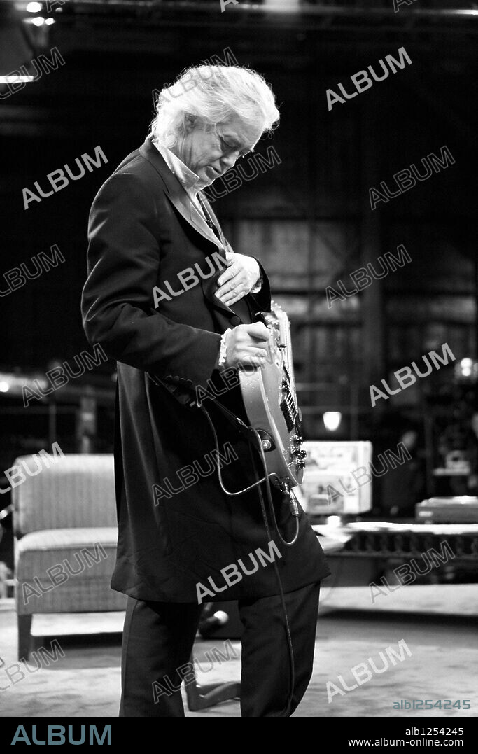 JIMMY PAGE in IT MIGHT GET LOUD, 2008, directed by DAVIS GUGGENHEIM. Copyright SONY PICTURES CLASSICS / TULL, ALBA.