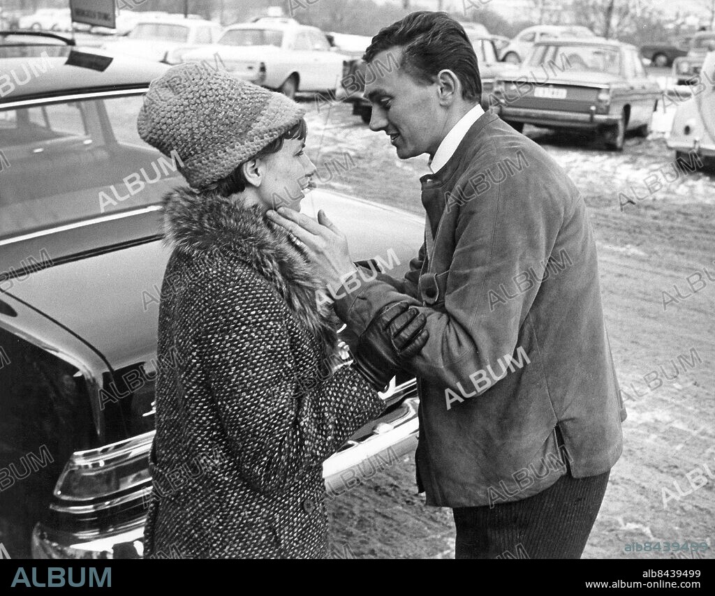 STOCKHOLM 1965-11-19. Kjell Nilsson är utskriven från Södersjukhuset och tas emot av fästmön Ann-Christin Eklund. Nilsson har återhämtat sig från tunneldramat vid Ringvägen i Stockholm som blev den första stora mediahändelsen där TV är med och direktsänder. En tunnel under Hammarbyleden har rasat och ingenjören Kjell Nilsson och elektrikern Sören Jansson är instängda. Efter 107 timmar kommer männen upp och förs till sjukhus.. Foto: Hasse Persson / EXP / TT / Kod: 417. **AFTONBLADET OUT**.