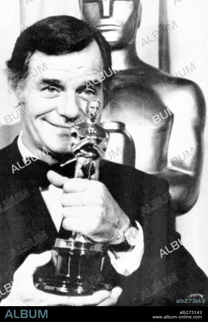 GIG YOUNG. 42ª Edición de los Premios Oscar (1970). Gig Young premiado como mejor actor secundario por "Danzad, danzad malditos". 1970
