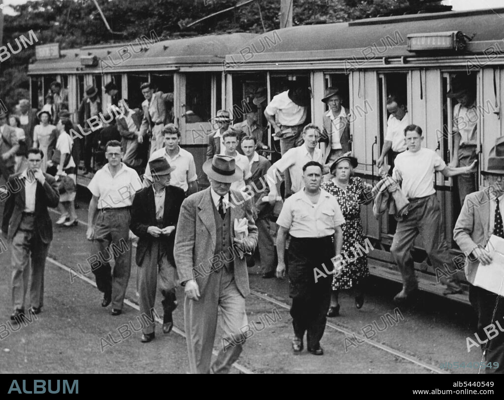 Tow-thirds of the passengers on a crowded Clovelly tram vacated it at the Alison road stop opposite the Randwick saddling peddock. Time 12.20. January 04, 1950.