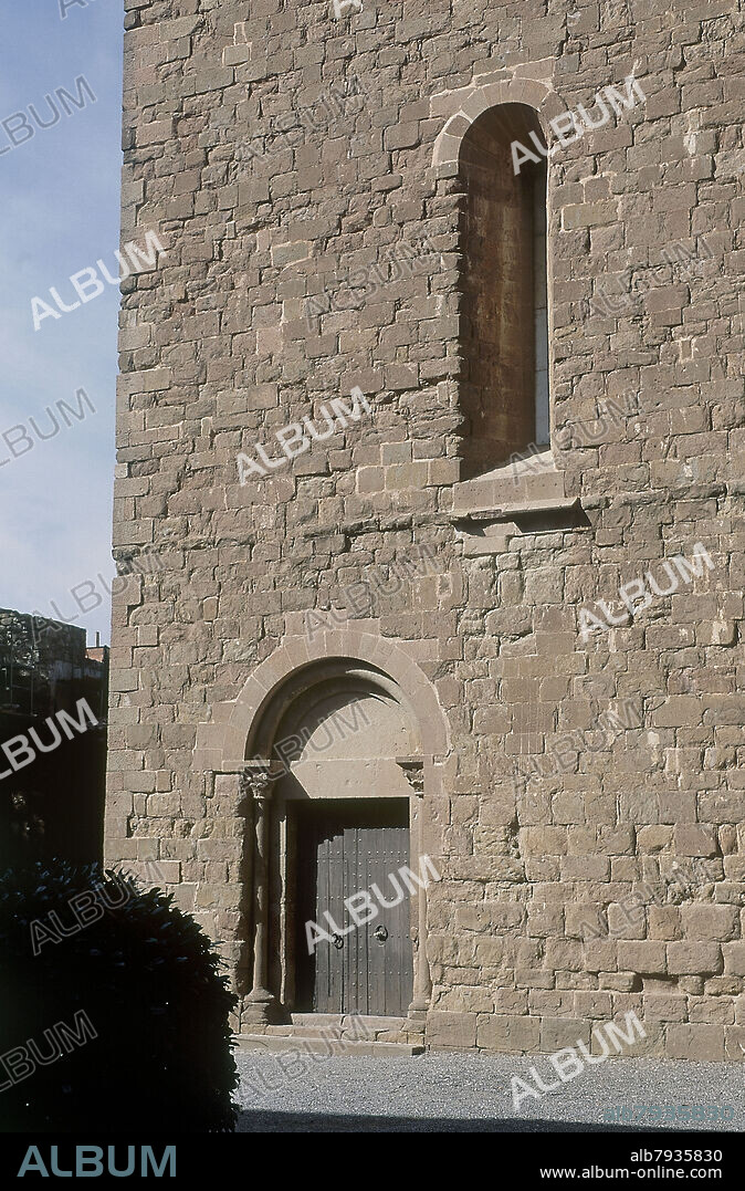 MONASTERIO DE SAN JUAN DE LAS ABADESAS CONSTRUIDO EN EL SIGLO XII - ROMANICO CATALAN.