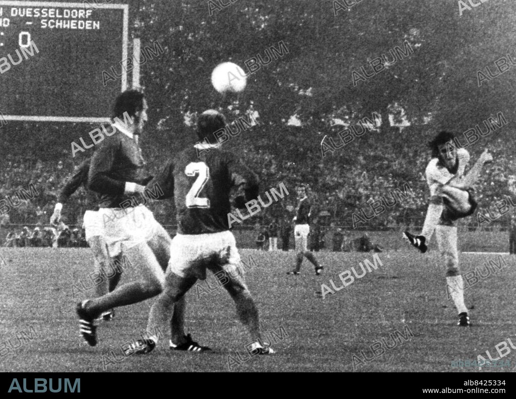 ARKIV74 . Ralf Edström volleyskjuter 1-0 för Sverige i slutspelsmatchen mot Västtyskland i fotbolls-VM 1974. Ett av förre förbundskaptenen Georg "Åby" Ericsons bästa ögonblick. I förgrunden tyska försvararna Hans Georg Schwarzenbeck och Berti Vogts. Foto: Jan Collsiöö . COPYRIGHT SCANPIX SWEDEN.