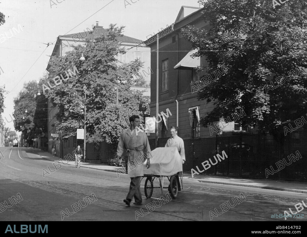 Stockholm 1949-09-13. Seraflmerlasarettet. Makaber är den syn trafikanten på Hantverkargatan dagligen får se: likvagnen från Serafimerlasarettet på väg till stadens bårhus på Norr Mälarstrand. Lasarettet saknar nämligen eget gravkor. Om några år får kanske sjukhuset eget kapell samtidigt med en ny patologisk avdelning.. Foto: DN / TT / Kod: 192. ** SvD OUT **.