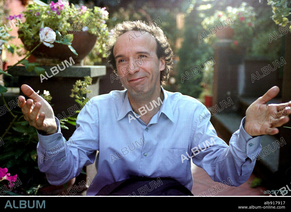 ROBERTO BENIGNI in LA TIGRE E LA NEVE, 2005, directed by ROBERTO BENIGNI. Copyright MELAMPO CINEMATOGRAFICA.