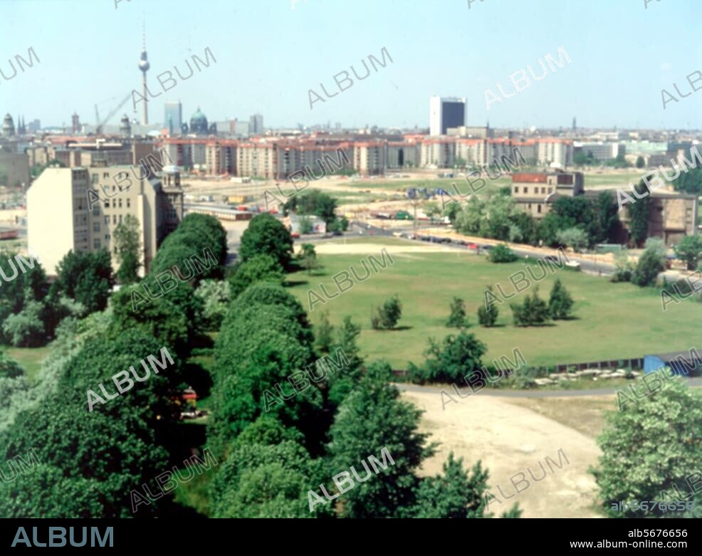Berlin, Potsdamer Platz. Blick vom Gebäude der Staatsbibliothek nach Nordost: Alte Potsdamer Straße mit Weinhaus Huth und Potsdamer Platz. Foto, 26.5.1992.