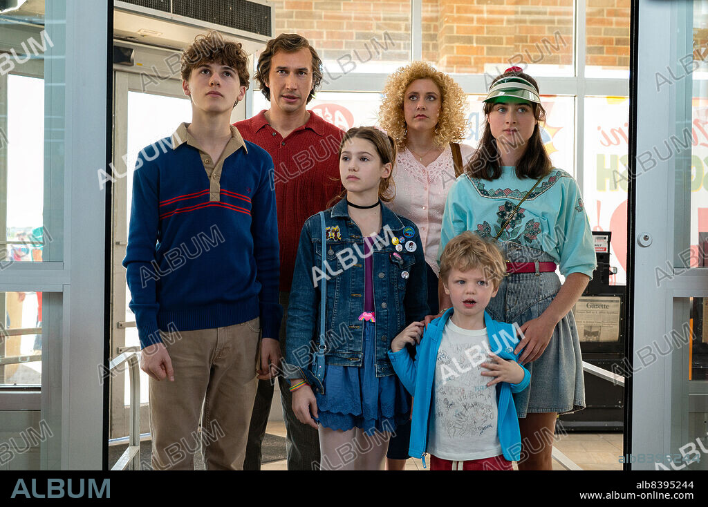 ADAM DRIVER, DEAN MOORE, GRETA GERWIG, HENRY MOORE, MAY NIVOLA and RAFFEY CASSIDY in WHITE NOISE, 2022, directed by NOAH BAUMBACH. Copyright Passage Pictures (II) BB Film Productions Heyday Films Netflix Studios.