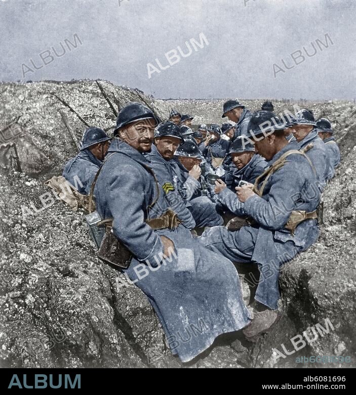 History / First World War / France / Battle at Verdun 1916.-French soldiers during a lull in the trenches at the Ouvrage de Froideterre near Fleurydevant-Douaumont.-Photo, 1916; digitally coloured.