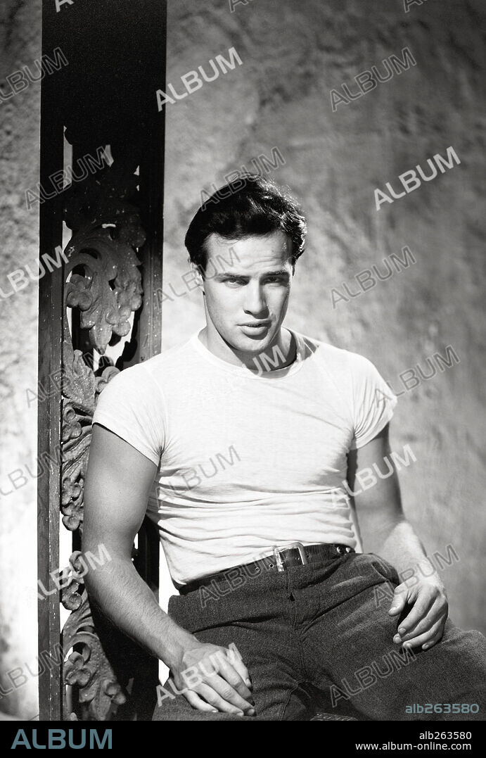 MARLON BRANDO en UN TRANVÍA LLAMADO DESEO, 1951 (A STREETCAR NAMED DESIRE), dirigida por ELIA KAZAN. Copyright WARNER BROTHERS / ENGSTEAD, JOHN.