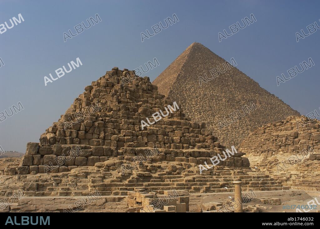 ARTE EGIPCIO. IMPERIO ANTIGUO. IV DINASTIA. PIRAMIDE DE HENUTSEN (2589-2566) reina de Egipto, hija del faraon Snefru y hermanastra de Keops. En segundo término la PIRAMIDE DE KEOPS (KHUFU). Complejo funerario de Keops. EL GIZA. Egipto.