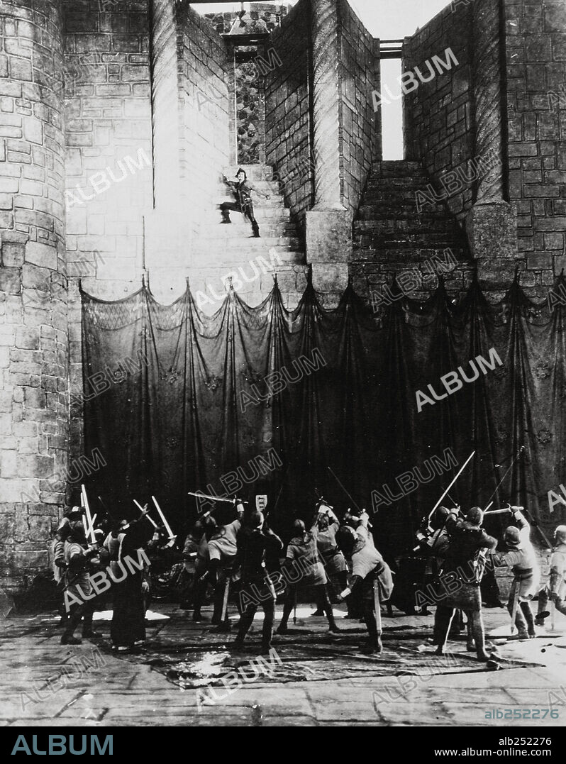 DOUGLAS FAIRBANKS JR. in ROBIN HOOD, 1922, directed by ALLAN DWAN. Copyright UNITED ARTISTS.