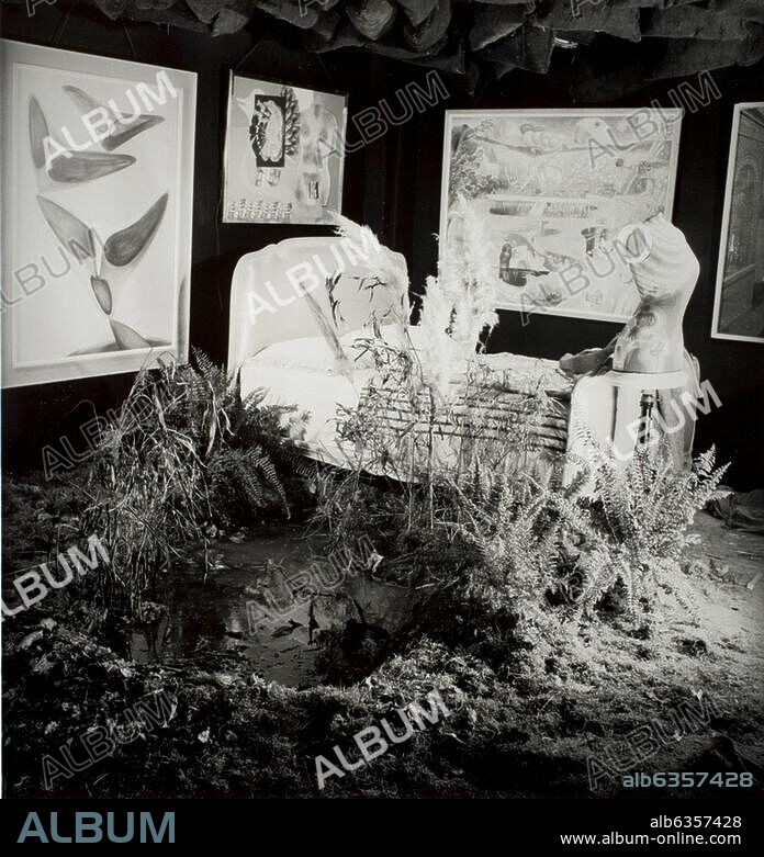 Kunstausstellungen / "Exposition Internationale du Surréalisme", Paris, Galérie Beaux-Arts, 140 Rue du Faubourg-Saint-Honoré, Januar / Februar 1938. Teilansicht des Hauptraums (Konzept: Marcel Duchamp; 1887-1986); Installation mit Bett von La Mare; an der Wand drei Gemälde; an der Decke Kohlensäcke. Foto von Denise Bellon (1902-1999).