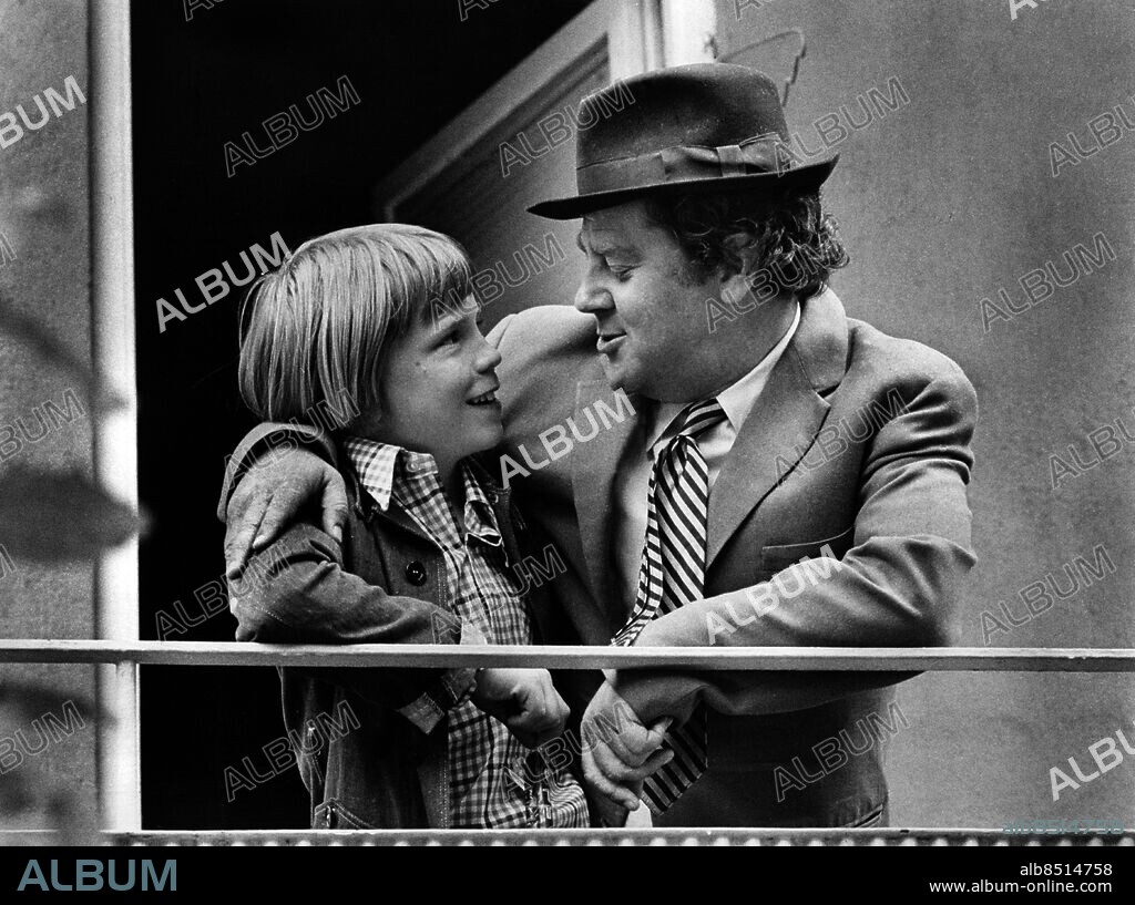 ARKIV 1974-07-05. Skådespelarna Harald Hamrell (tv) och Anders Nyström i rollerna som pojken Mats och pappa Tocken i TV-filmen "Pojken med guldbyxorna" 5:e juli 1974 i Stockholm.. Foto: Karen Benzian / SvD / SCANPIX / Kod: 11014.