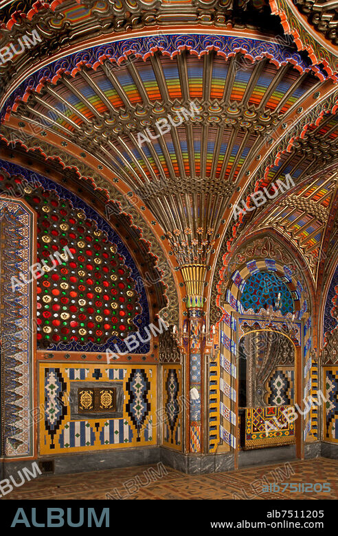 Sammezzano (bei Leccio, Gemeinde Reggello, Provinz Florenz, Toskana, Italien), Castello di Sammezzano (erbaut 1605 unter der Familie Ximenes d'Aragona; Umgestaltung 1853-1889 im maurischen Stil durch den Eigentümer und Architekten Ferdinando Panciatichi Ximenes d'Aragona; 1813-1897), Hauptgeschoss, Raum 12, Sala dei Pavoni (Pfauensaal). - Innenansicht der Sala dei Pavoni: Blick in eine Ecke des Saales mit Fächergewölbe. - Foto, 8. 10. 2015.
