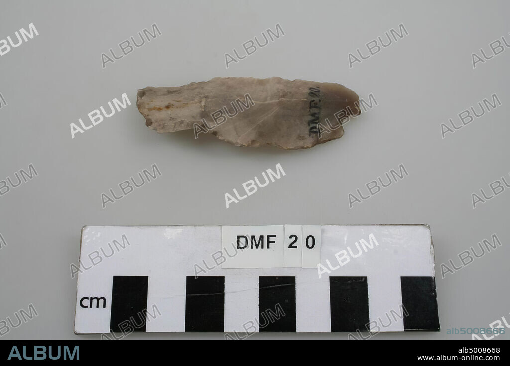 Scraper, flint, scraper, stone, flint, 7.2 x 2.7 x 1 cm, prehistory, France, unknown, unknown, Cantenoy.
