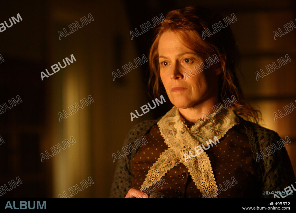 SIGOURNEY WEAVER en EL BOSQUE, 2004 (THE VILLAGE), dirigida por M. NIGHT SHYAMALAN. Copyright TOUCHSTONE PICTURES.