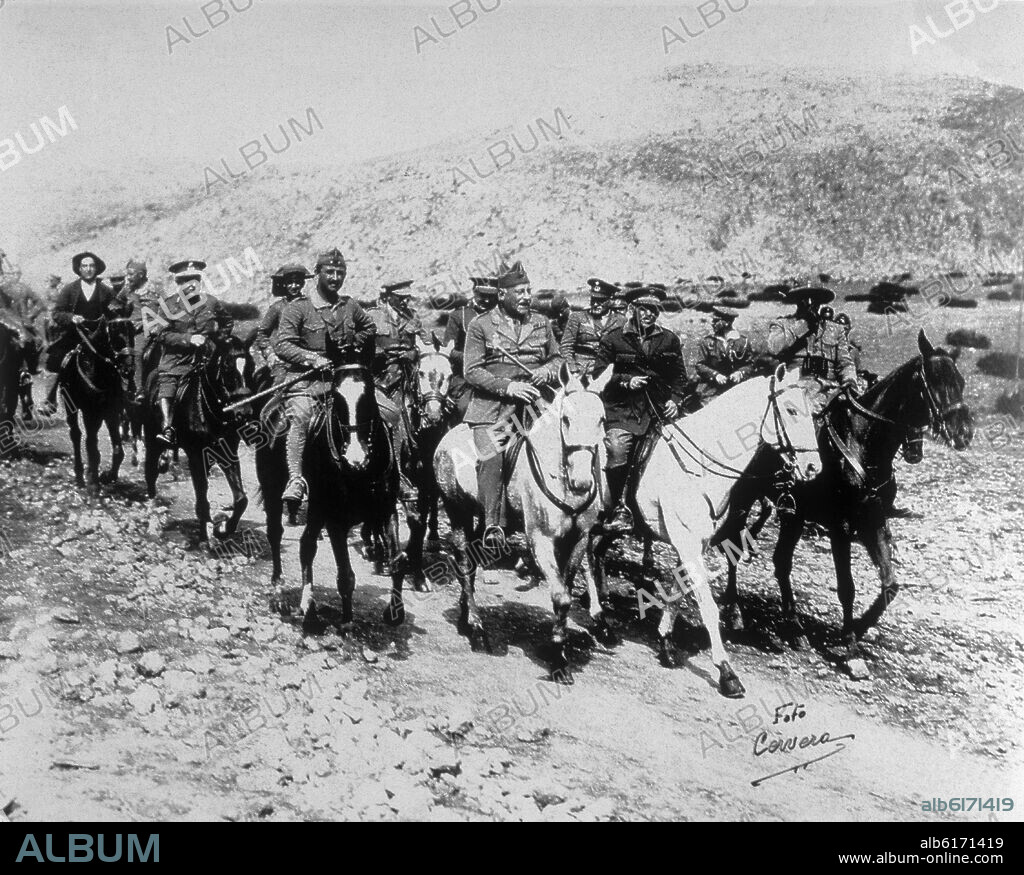 MIGUEL PRIMO DE RIVERA CON FRANCISCO FRANCO EN LA CAMPAÑA MARRUECOS 1921 - FOTOGRAFIA EN BLANCO Y NEGRO.