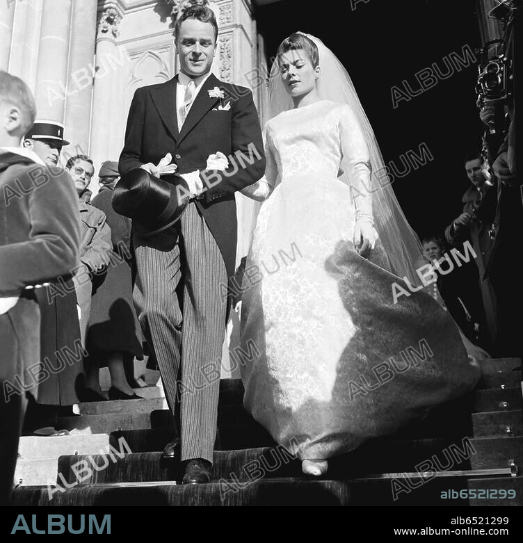 Hélène, Prinzessin von Orléans ( Bourbon-Orléans), verehel. Gräfin ( Évrard) von Limburg-Stirum; geb. in Woluwe-St.Pierre 17.9.1934. /-Hochzeit mit Graf Évrard von Limbourg-Stirum ( 1927-2001) in der Chapelle Royale Saint-Louis in Dreux (Dép.Eureet-Loir, Frankreich) am 17. Januar 1957: Das Brautpaar nach der Trauung beim ...