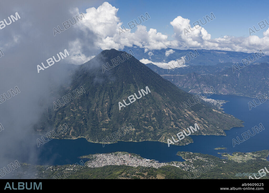 volcán San Pedro, suroeste de la caldera del lago de Atitlán en Guatemala. Tiene una altitud de 3.020, lago de Atitlán ,Guatemala, Central America.