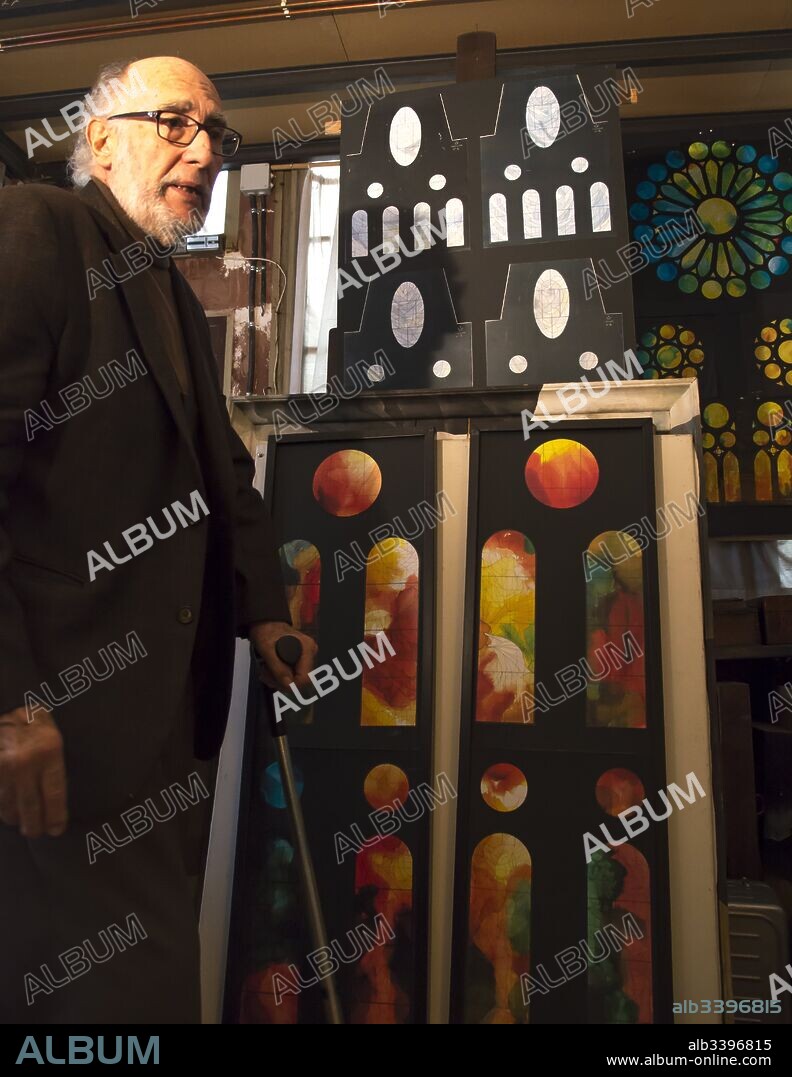 Joan Vila-Grau en su estudio haciendo los vitrales de la sagrada Familia.